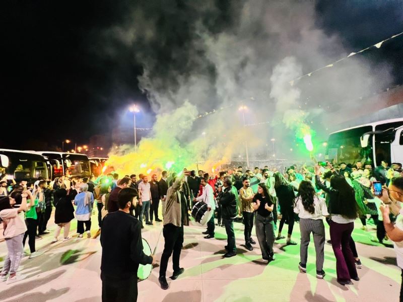 Cumhurbaşkanı Erdoğan gençlerle buluşuyor! Urfalı gençler şölen için otobüslerle Adana’ya gitti