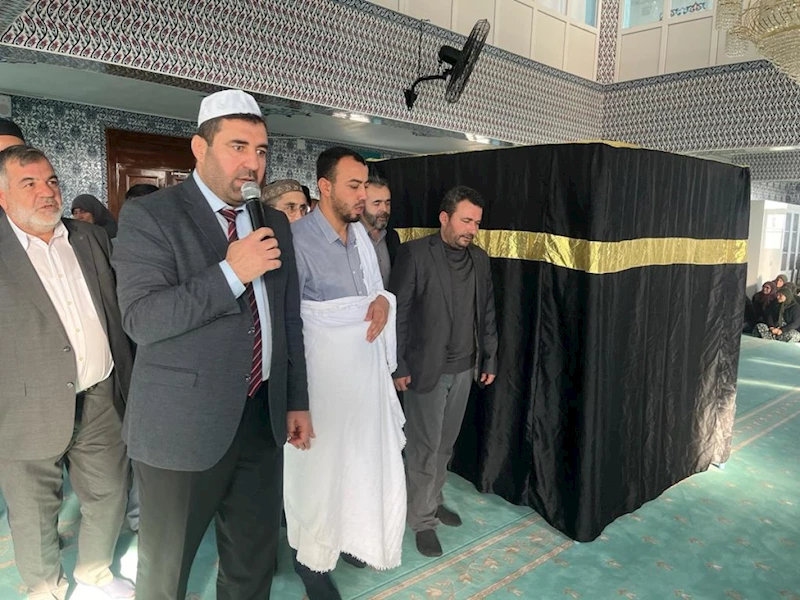 Şanlıurfa’da umreciler maket Kabe etrafında tavaf yaptı