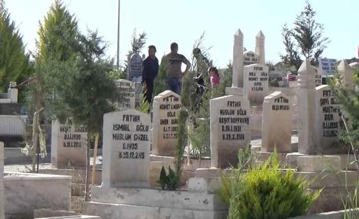 Şanlıurfa’da vatandaşlar bayram namazı sonrası mezarlıklara akın etti