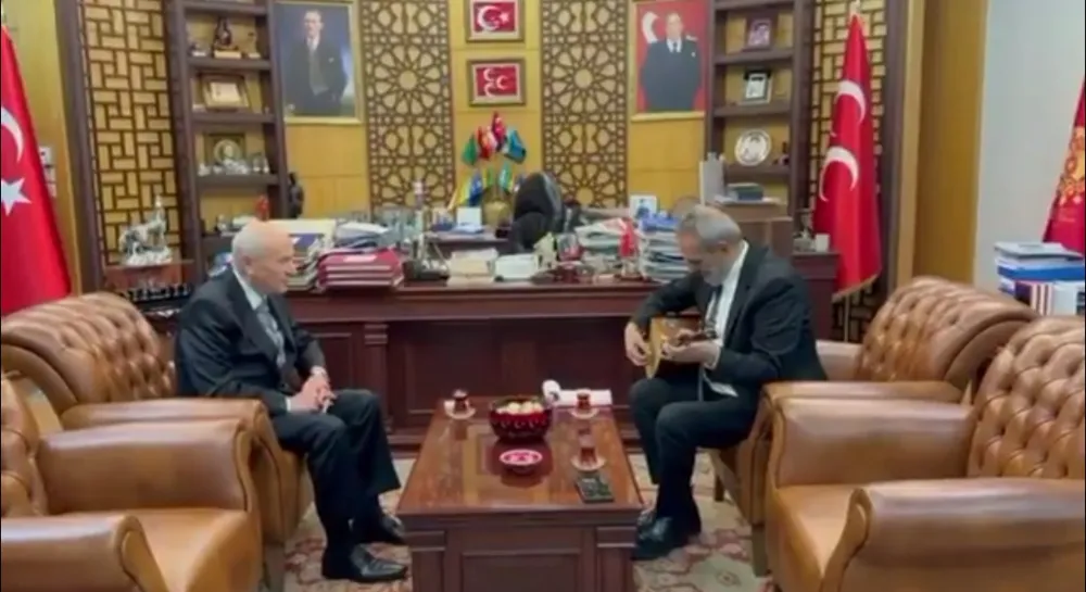 Yavuz Bingöl, Devlet Bahçeli’yi ziyaret edip, bağlama hediye etti