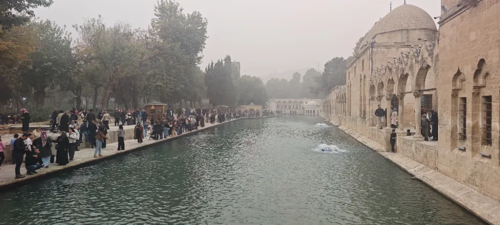 Şanlıurfa Toza Teslim Oldu: Balıklıgöl’de Yoğun Ziyaretçi Akını Devam Ediyor