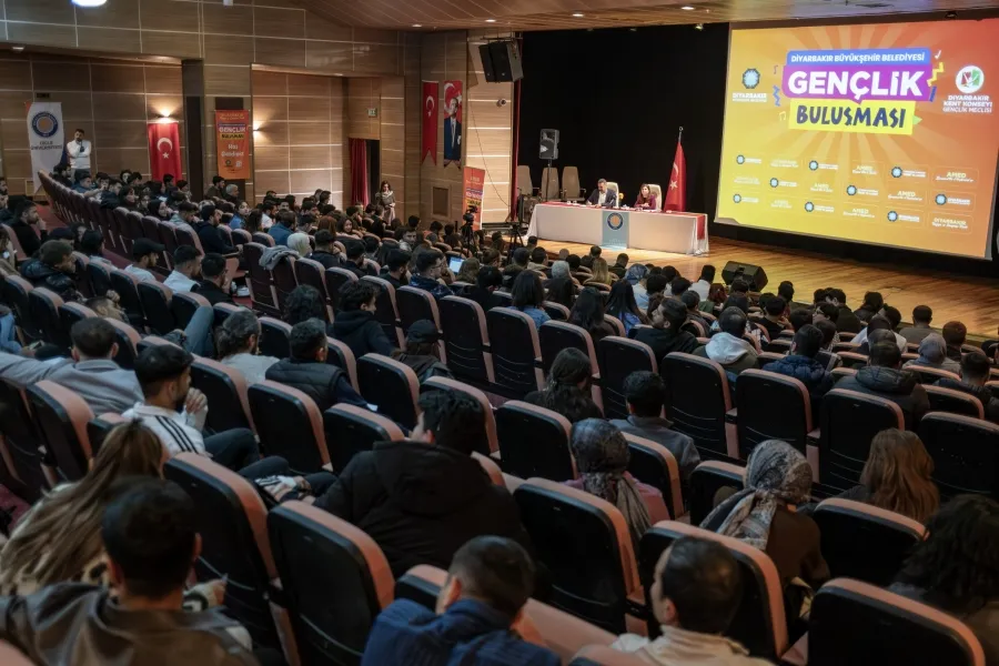 Eşbaşkanlar üniversiteli gençlerle buluştu: Demokratik yaşamı birlikte inşa edeceğiz