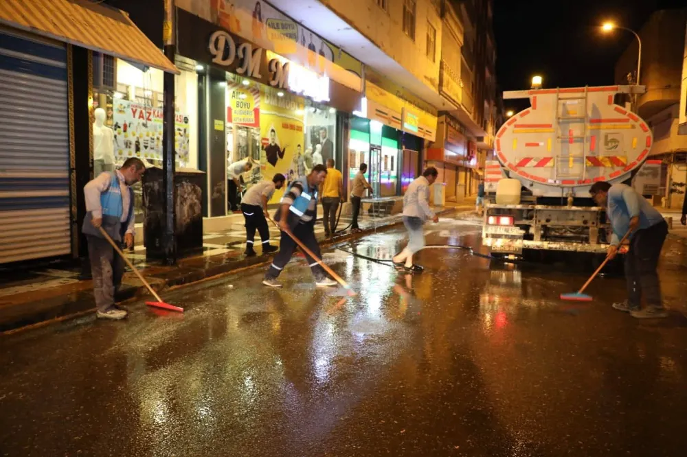 Viranşehir’de Yaz Temizliği Seferberliği: 4 Ana Cadde Baştan Sona Yıkandı!