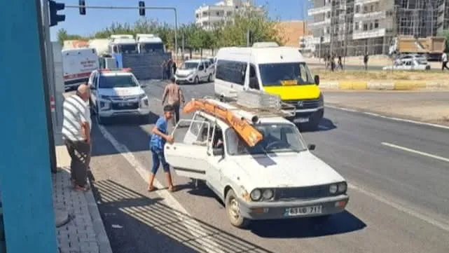 Urfa’da Freni Boşalan Kamyonet Otomobile Çarptı, 2 Kişi Yaralandı